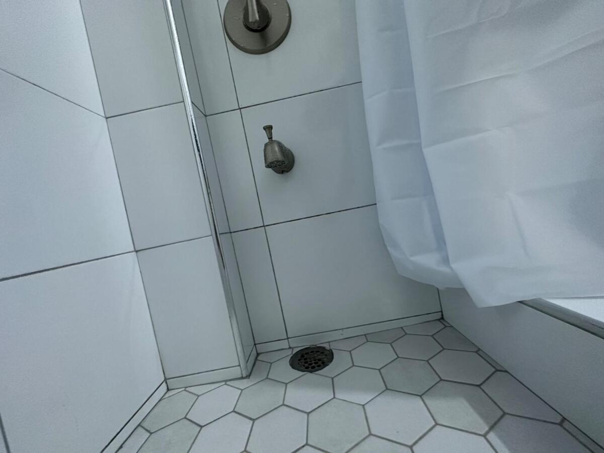 One Bedroom City Apartment Fully Ac With 24Hrs Security Kingston Esterno foto