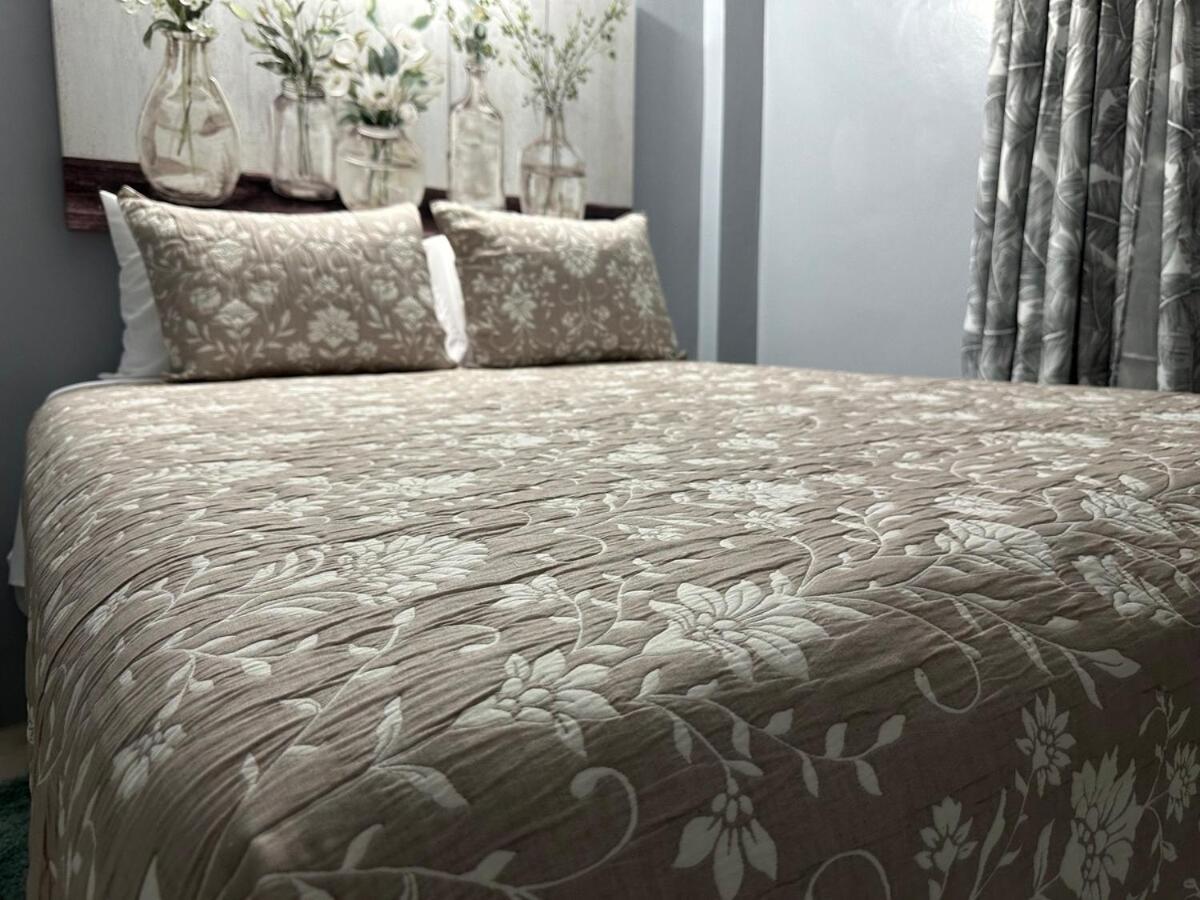 One Bedroom City Apartment Fully Ac With 24Hrs Security Kingston Esterno foto