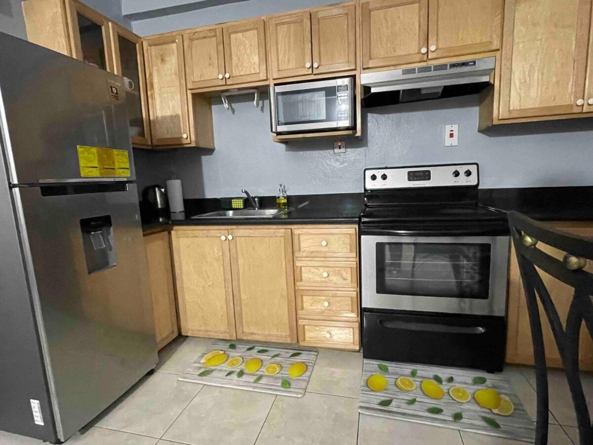 One Bedroom City Apartment Fully Ac With 24Hrs Security Kingston Esterno foto