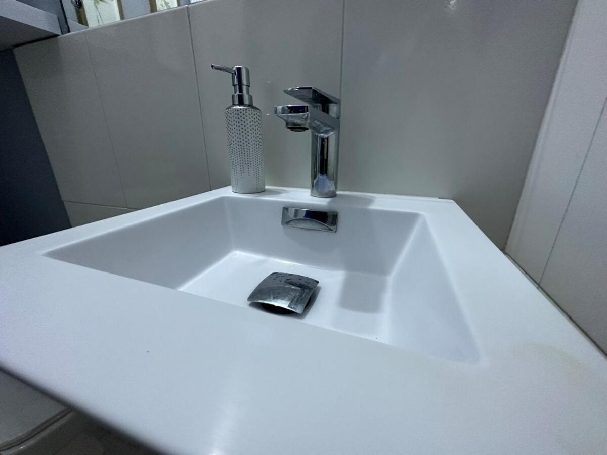 One Bedroom City Apartment Fully Ac With 24Hrs Security Kingston Esterno foto