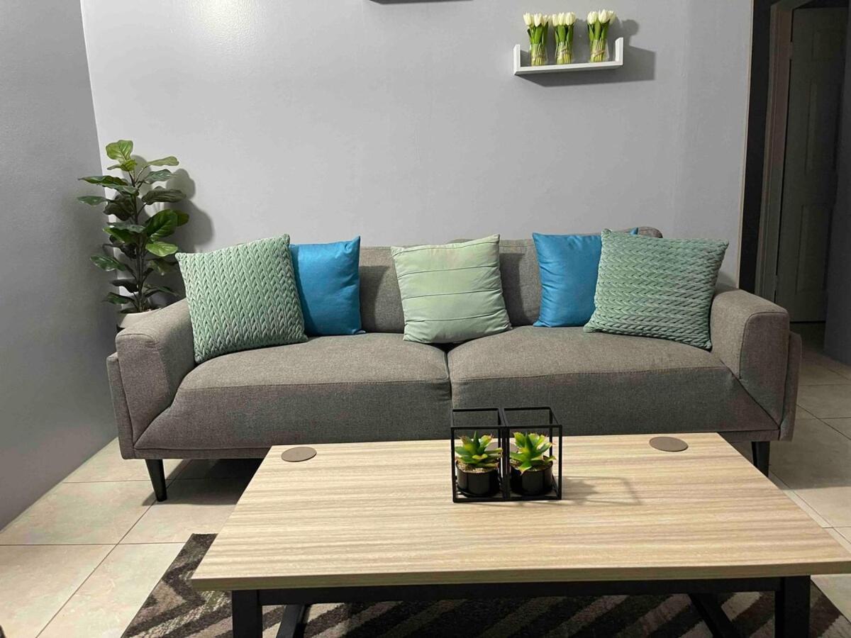 One Bedroom City Apartment Fully Ac With 24Hrs Security Kingston Esterno foto
