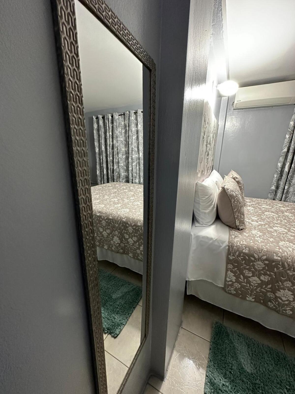 One Bedroom City Apartment Fully Ac With 24Hrs Security Kingston Esterno foto