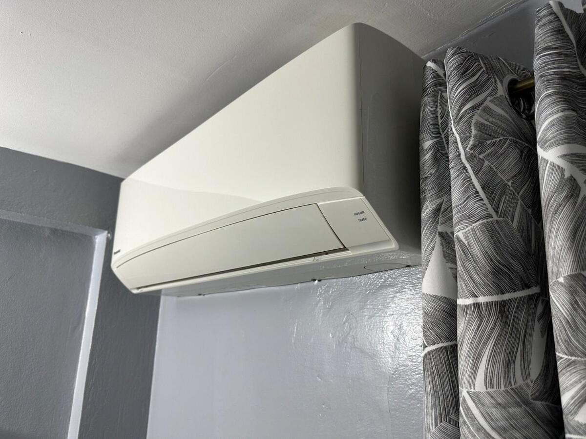 One Bedroom City Apartment Fully Ac With 24Hrs Security Kingston Esterno foto