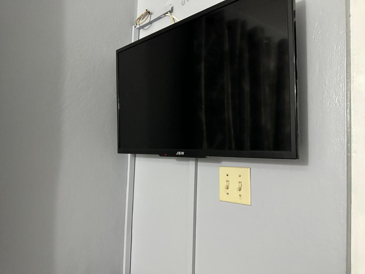 One Bedroom City Apartment Fully Ac With 24Hrs Security Kingston Esterno foto