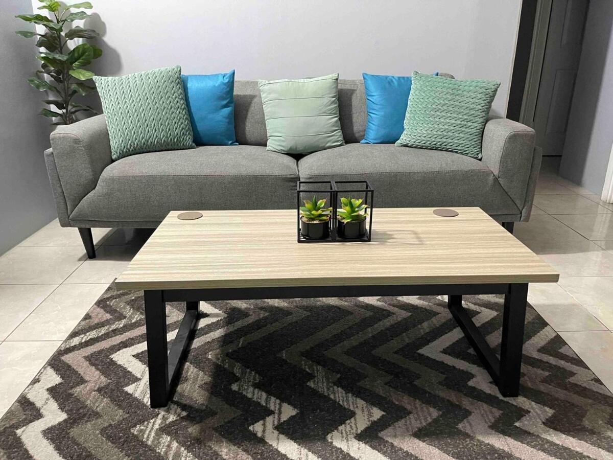 One Bedroom City Apartment Fully Ac With 24Hrs Security Kingston Esterno foto