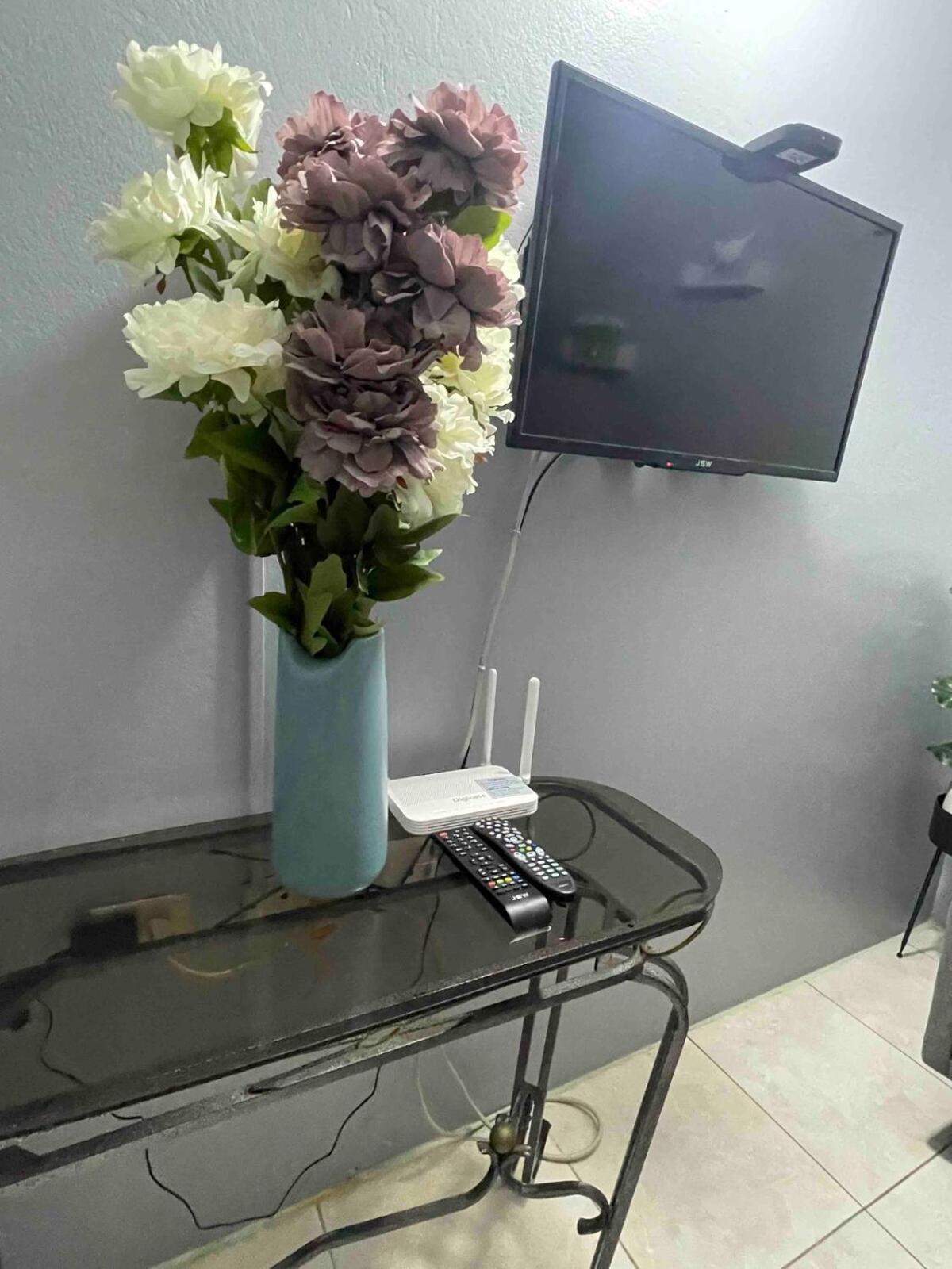 One Bedroom City Apartment Fully Ac With 24Hrs Security Kingston Esterno foto