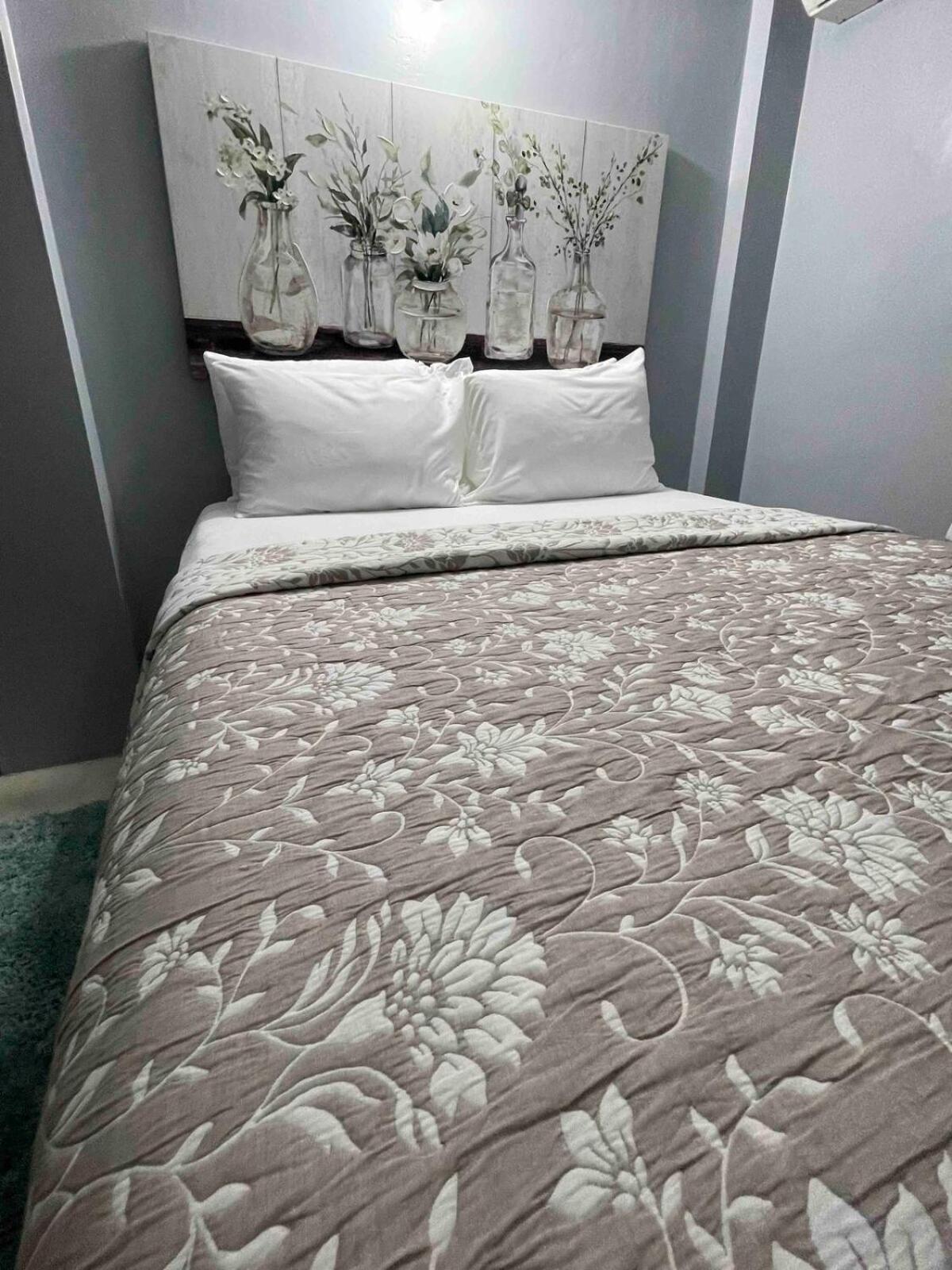 One Bedroom City Apartment Fully Ac With 24Hrs Security Kingston Esterno foto